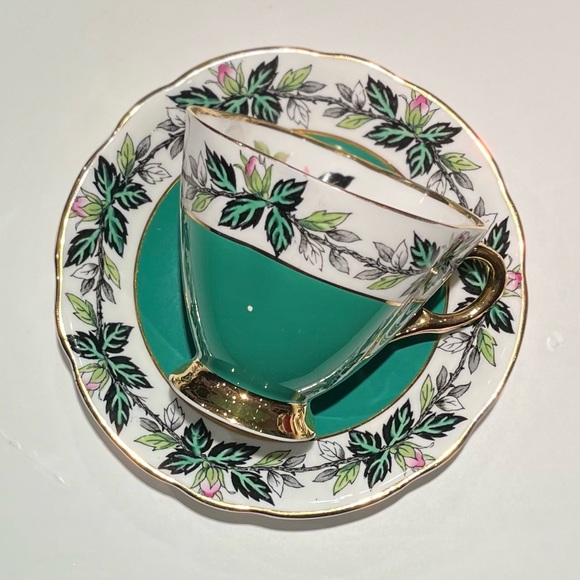 🎈2/$30 - WINDSOR TEACUP & SAUCER. Bone china. Green floral & gold leaf. England - Picture 2 of 8